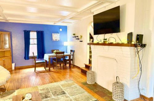 Eastside House | Queen Bed Near SU, Inviting Home.