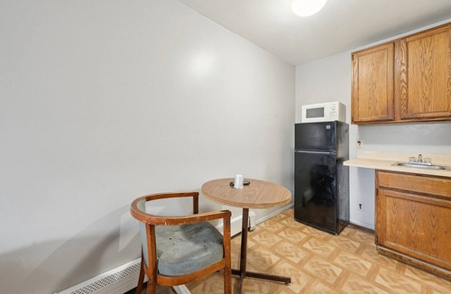 Flint Apartment | Queen Bed|Smoking|Flint MI