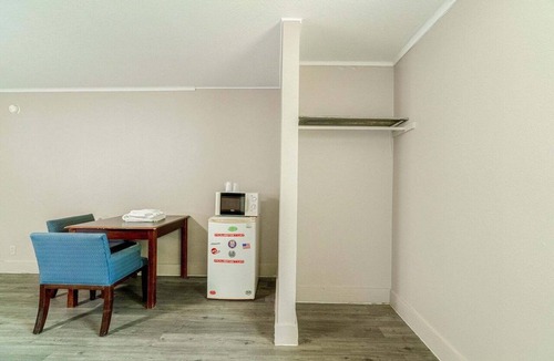 West Monroe Apartment | Queen Bed | Smoking