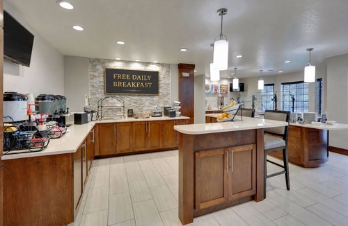 Schertz Apartment | Queen Studio w/Kitchen | Pool & Gym + Breakfast
