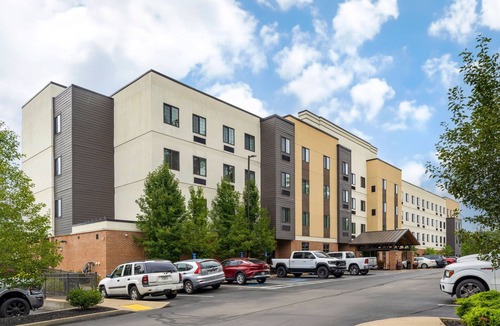 Warrendale Apartment | Queen Studio w/Work Desk | Free Breakfast + Pool