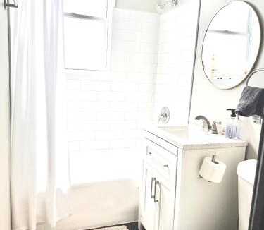 Gage Park Apartment | Quiet 1BR, Eat-In Kitchen, Close to Midway