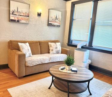 Gage Park Apartment | Quiet 1BR, Eat-In Kitchen, Close to Midway
