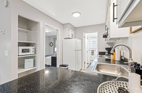 Mount Clemens Apartment | Quiet Cozy End Unit Near Mt. Clemens Downtown