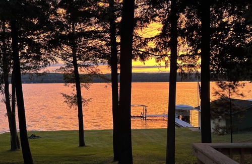 Hubbard Lake Cottage | Quiet Hallmark Movie Cottage on Hubbard Lake for couples or families.