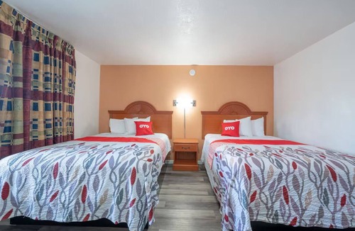 Madras Hotel | Quiet Queen Room – Unwind After a Day Discovering Local Attractions