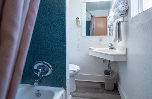 Madras Hotel | Quiet Queen Room – Unwind After a Day Discovering Local Attractions