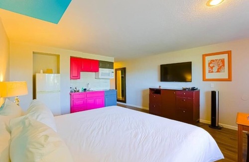 Seaside Hotel | Quiet Riverfront Room Ideal for Pet Owners Close to Ocean