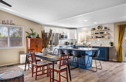 Evergreen House | Quiet Spacious 3BR w/fire pit & yard 15 min to PDX