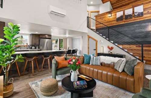 Paradise Estates House | Rainier XL Chalet EV-Hot Tub-Game Room-Guest Suite