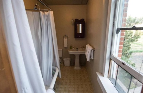 Dufur House | Rare Find! 2 Comfortable Units, FREE Parking, Near White River Falls State Park