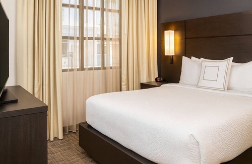 Arts/Warehouse District Hotel | Rare Find! Stylish and Pet-friendly 2BR Suite, Private Kitchen, Free Breakfast!