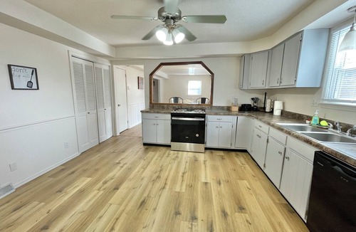 Carbondale House | Recently remodeled 1.5 story 3 bed 2 bath home on quiet cul-de-sac in Carbondale