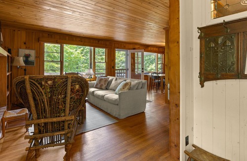 Highlands Hills Cottage | Red Bird Cottage 1.7 miles to Highlands