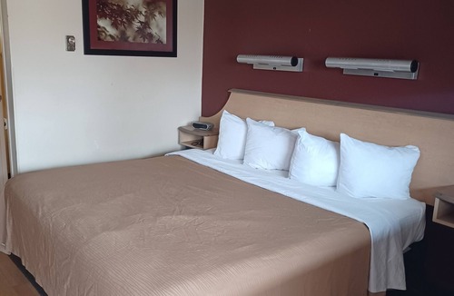 Belleville Hotel | Red Oak Inn Detroit Metro Airport - Belleville