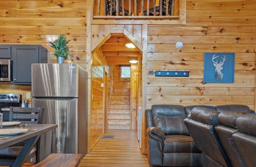 Zoe Cabin | Red River Gorge Lakeside Cabin retreat! 4 bed 4 bath with a Hot Tub