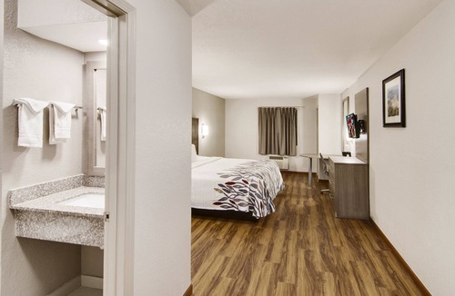 Florida Panhandle Hotel | Red Roof Inn & Suites Pensacola - NAS Corry