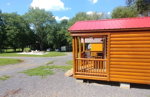 Dandridge Cabin | Red Top Cabin within walking distance of Douglas Lake