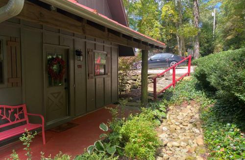 Mirror Lake Ski Chalet | Red Top Tree House