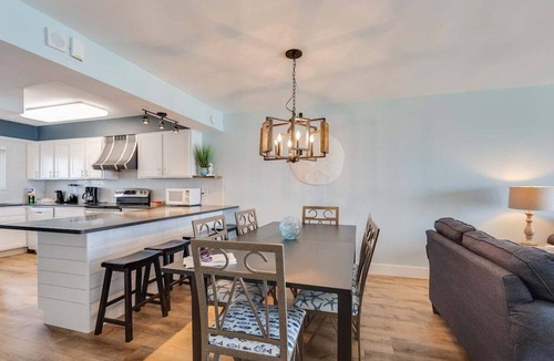 Crescent Beach Condo | Regency Towers #1018- Free Beach Chairs!