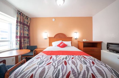 Madras Hotel | Relax After Exploring Local Attractions at a Quiet Room w/King Bed
