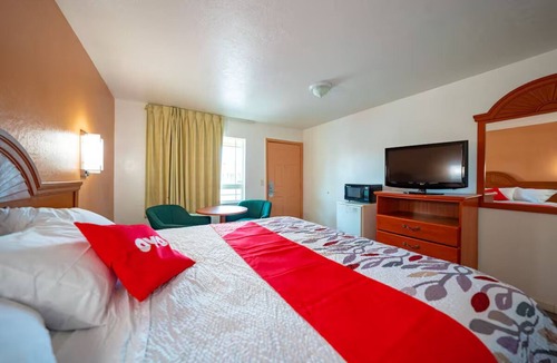Madras Hotel | Relax After Exploring Local Attractions at a Quiet Room w/King Bed
