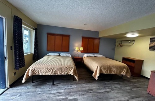 Longview Hotel | Relax in a Pet-Friendly Queen Bed Room Close to Riverside Park Trails