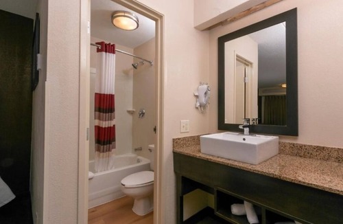 Columbus Hotel | Relax in Practical Room Ideal for Students Visiting OSU