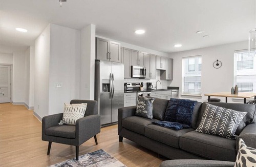 East Walnut HIlls Apartment | Relax & Unwind—Stylish Stay in Cincy’s Heart
