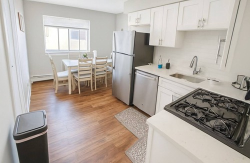 Des Plaines Apartment | Relaxing 2BR Retreat w/Parking Near O’Hare