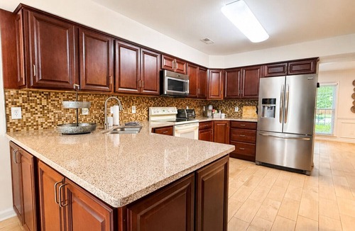 Charlotte House | Relaxing Backyard BBQ 5BR Pet Friendly