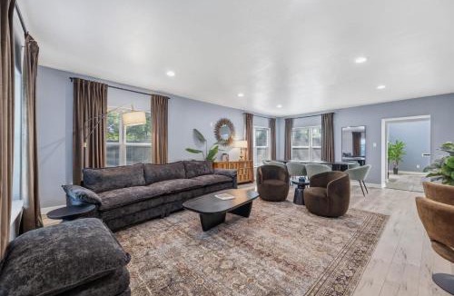 Lakeview  Jefferson County House | Relaxing Getaway with Private Hot Tub 7 Br 4 bath