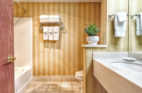 Pembine Hotel | Relaxing Riverside Stay | Pool, Spa & Island Dining Experience | Free Parking!