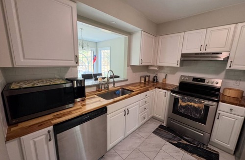Walled Lake Condo | Relaxing Walled Lake Condo Near the Beach