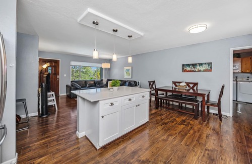 Prescott House | REMODELED 3Bd/2Bth TreeTop House -> Downtown Location w/Views & 5-STAR REVIEWS!
