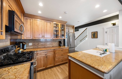 Brockway House | Remodeled 4BR Lakefront w/Exceptional Amenities