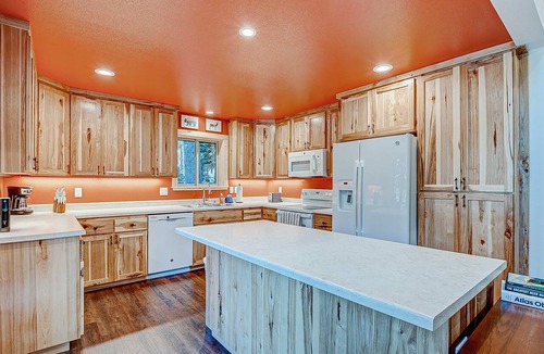 Pla-Vada Woodlands Ski Chalet | Remodeled chalet with private hot tub, bumper pool table & W&D