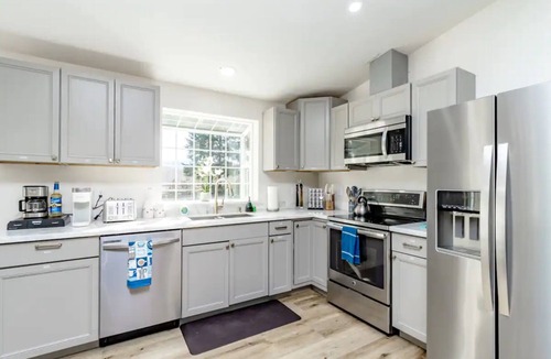Pierce County Cabin | Remodeled Cottage w/Hot tub, 15 mins away from Mt. Rainier Park entrance