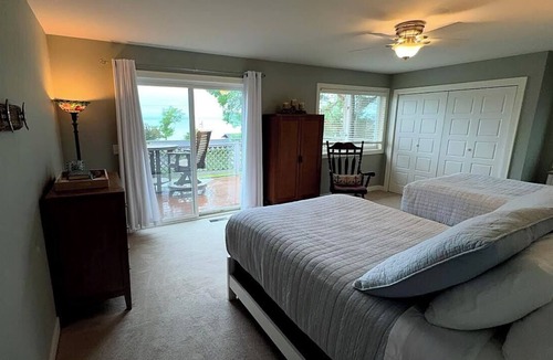 La Pointe House | Remodeled Downtown Condo Across the Street from Jo