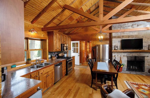 Ephraim Cabin | Remodeled Log Cabin | Dog-Friendly Near Wilson's