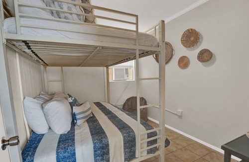 Crescent Beach Condo | Renovated 2 BDR Bungalow Steps to Beach w/ Kitchen