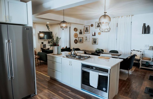 Kerrytown House | Renovated. Modern. Downtown + 1.5 Miles to Stadium