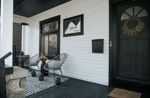 Kerrytown House | Renovated. Modern. Downtown + 1.5 Miles to Stadium