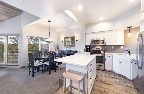 Redmond Cabin | Resort Getaway | 3 Units w/Pool, Spa & Free Parking