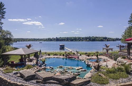 Lakeland House | Resort life living on Strawberry & Sunset Lake, therapeutic waterscape.