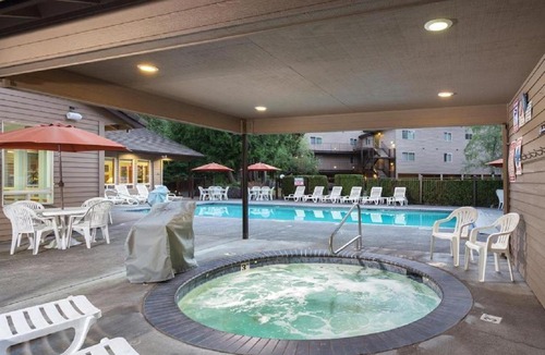 Welches Apartment | Resort Villas Adjacent to Beautiful Mt Hood National Forest