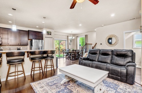 North Plains House | Retro Arcade Paradise! 4BR Luxury Home, Hot Tub, Sauna, Putting Green & Fire Pit