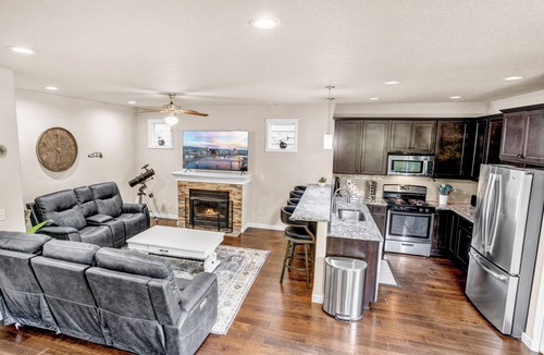 North Plains House | Retro Arcade Paradise! 4BR Luxury Home, Hot Tub, Sauna, Putting Green & Fire Pit
