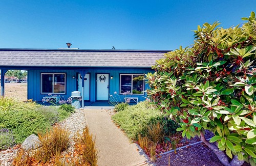 Bandon House | Retro beach experience with fast WiFI - walk to downtown shops & eateries