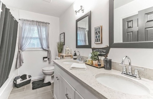 Austell House | Retro Cumberland 2-Story Hangout near Six Flags